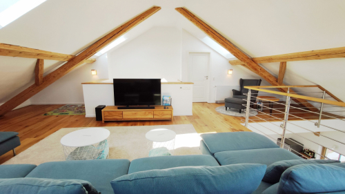 Wohnzimmer im oberen Stock mit Galerie